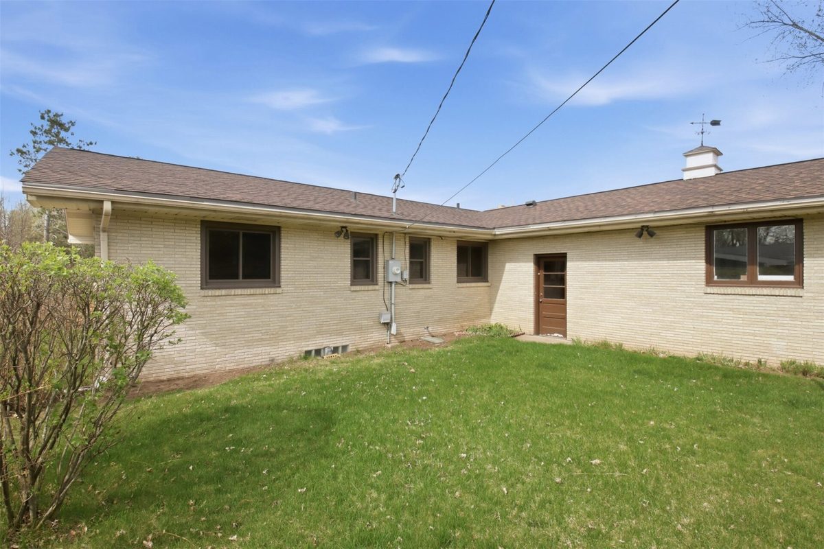 827 Park Ridge Drive, Eau Claire, WI