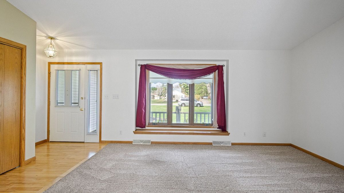 5211 Hamilton Avenue Eau Claire WI 54701 — photo 10