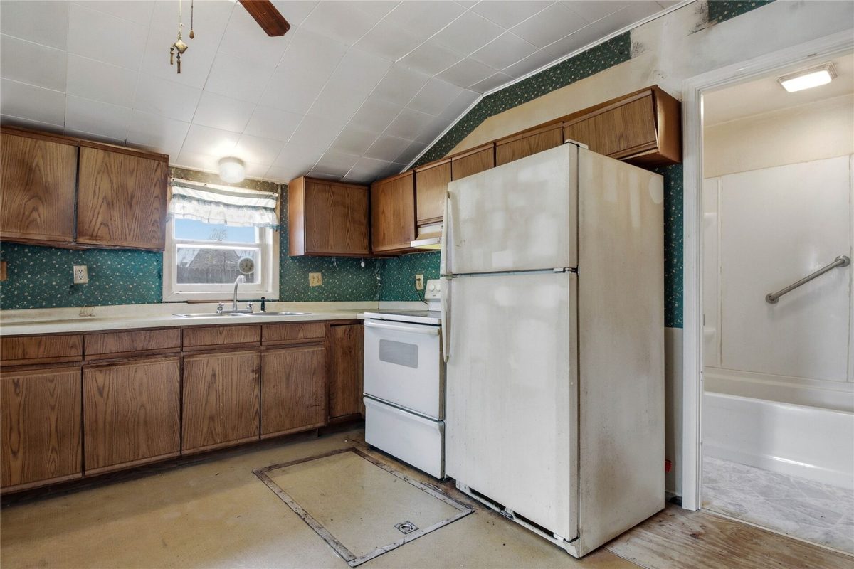 1127 E Madison Street, Eau Claire, WI