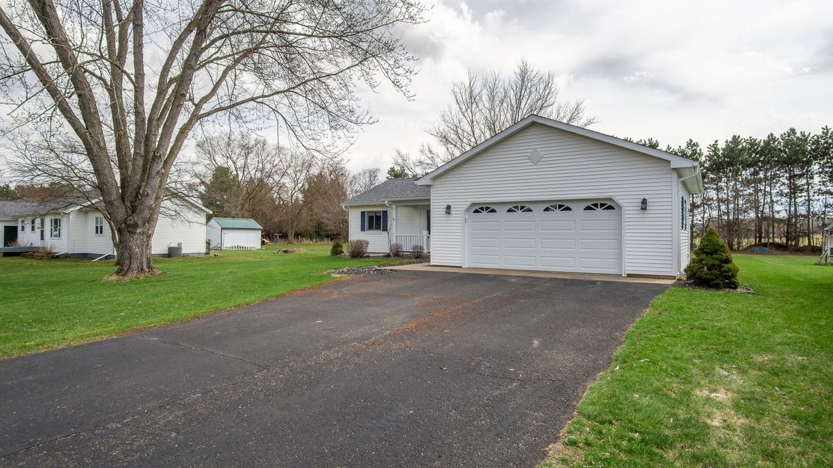 5211 Hamilton Avenue Eau Claire WI 54701 — photo 4