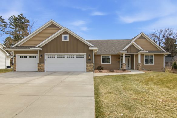 3729 Crest Ridge Court, Eau Claire, WI