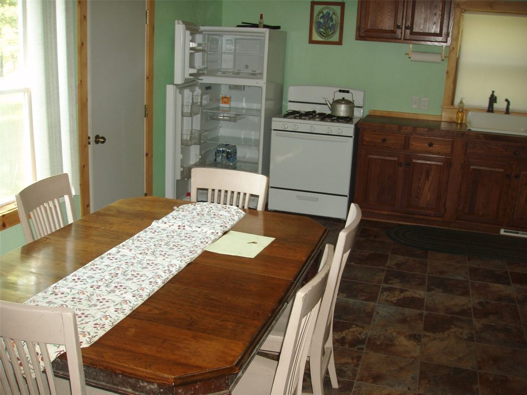 W11049 N LeTourneau Lake Road, Park Falls WI 54552 - dining area and kitchenette