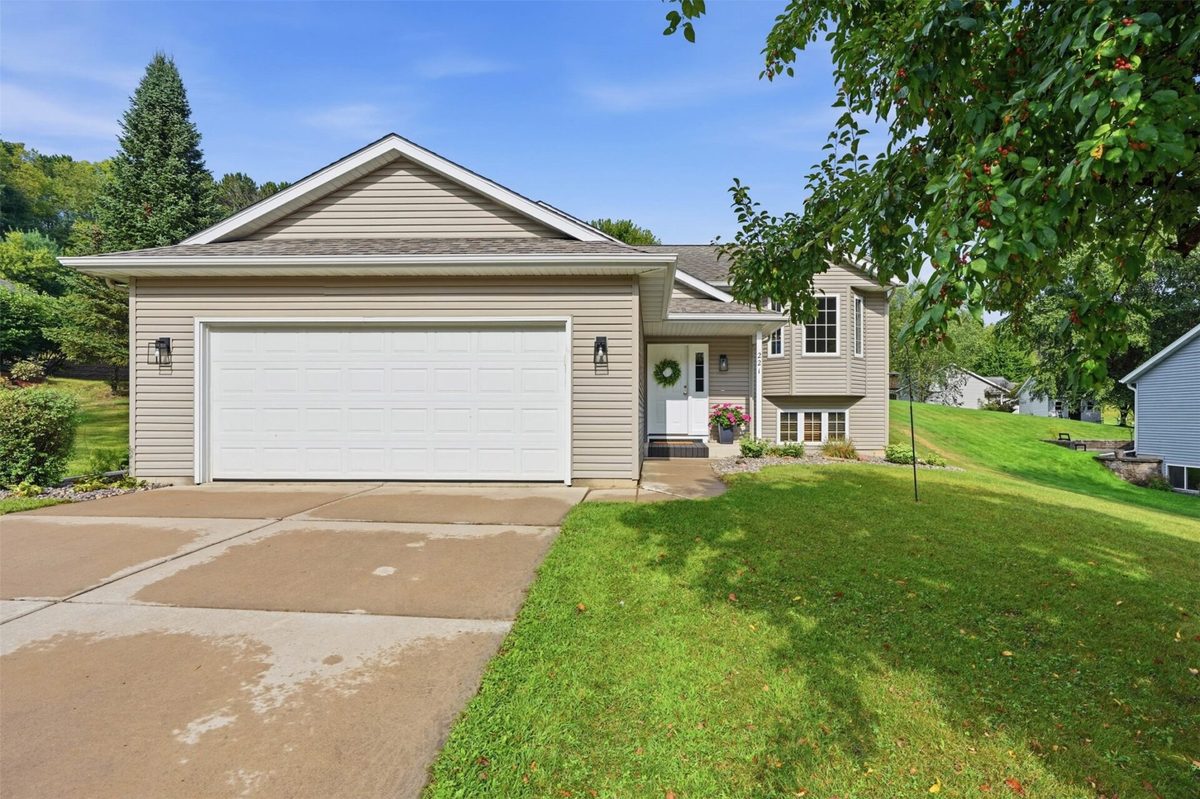 221 La Mans Lane, Eau Claire WI 54703 - Residential house for sale - MLS #1604868 - image2