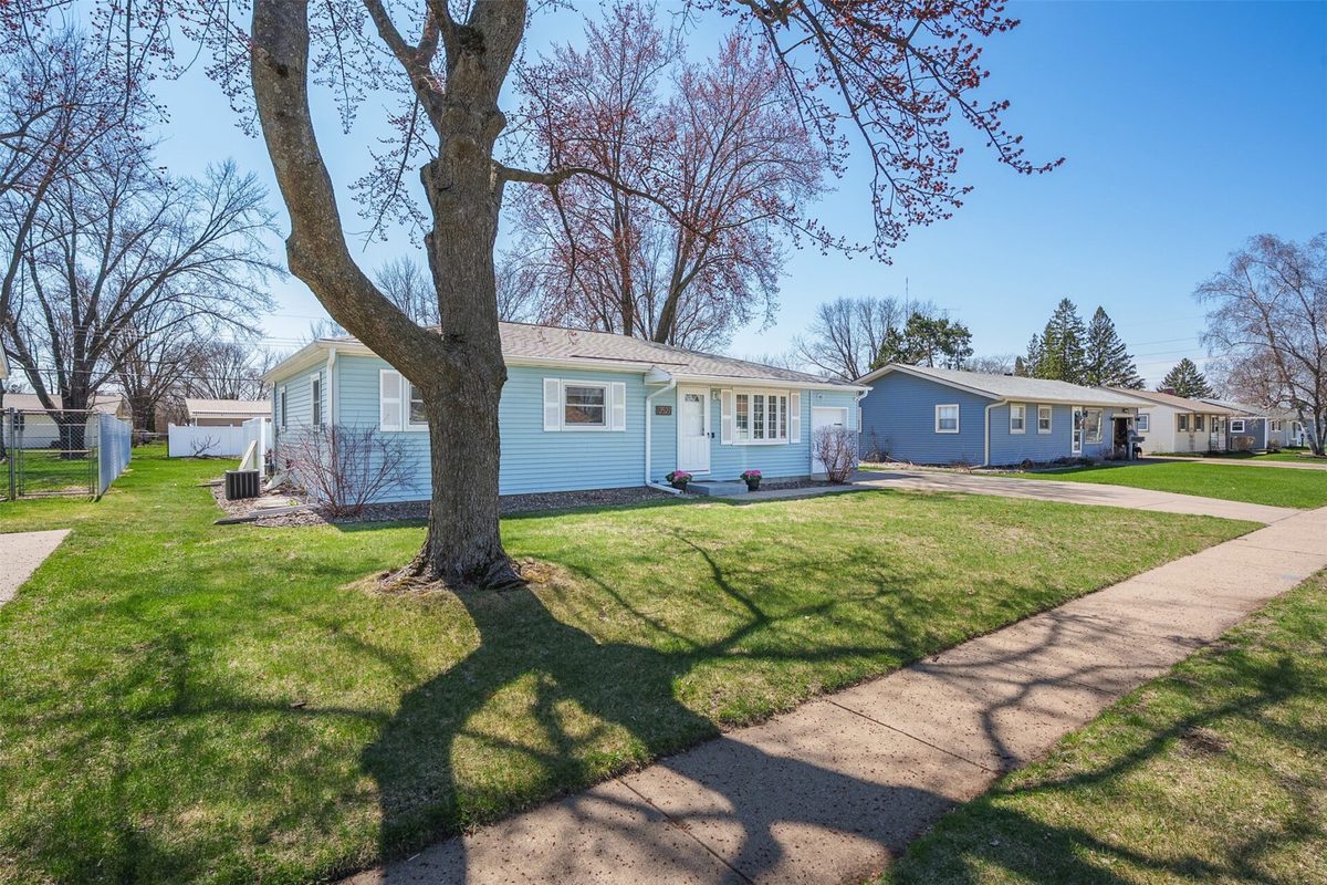 2527 Lynn Avenue Altoona WI 54720 — photo 3