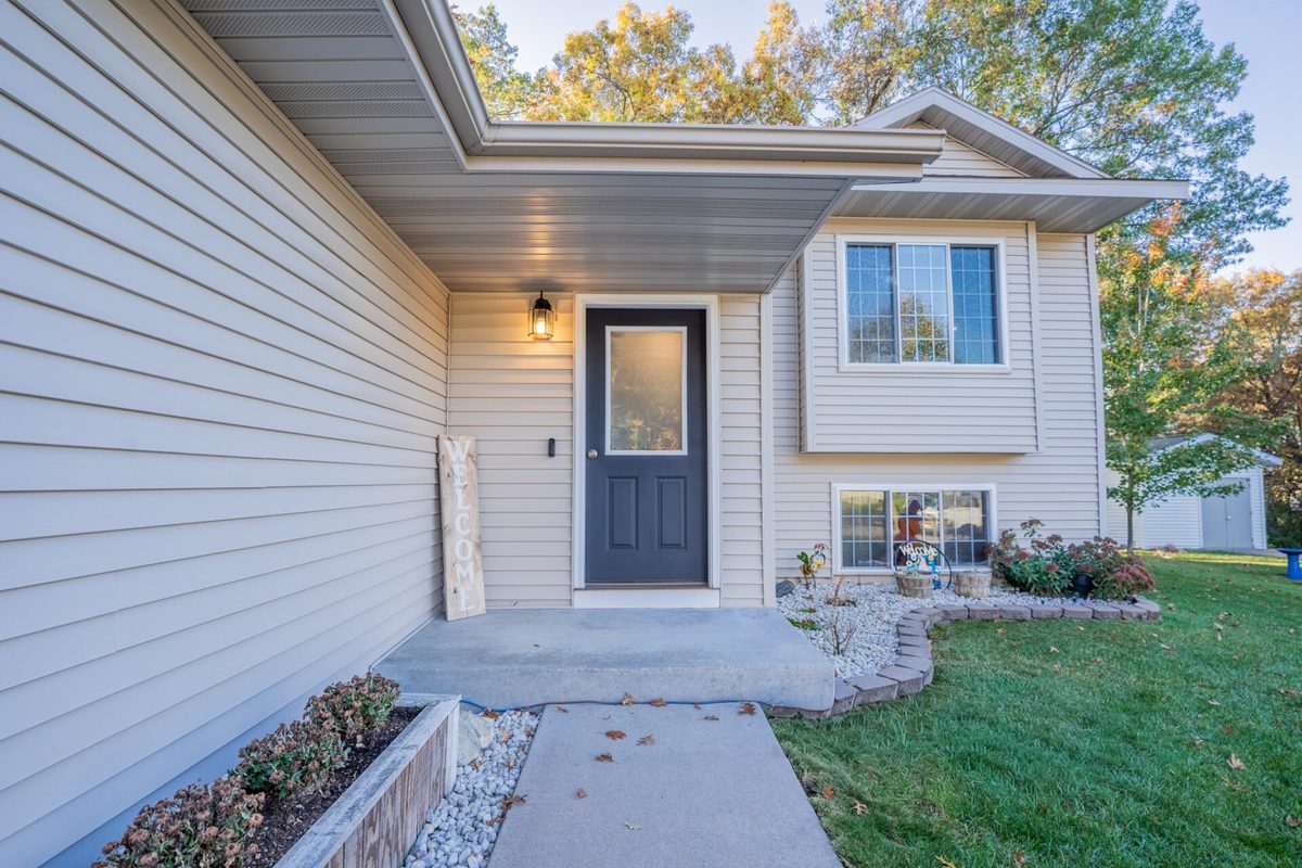 2411 Kenora Parkway, Eau Claire WI 54703 - Residential house for sale - MLS #1606120 - image2