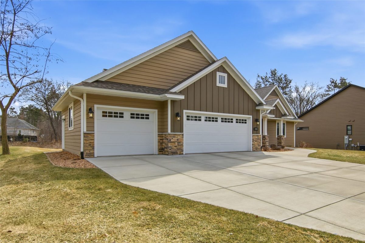 3729 Crest Ridge Court, Eau Claire, WI