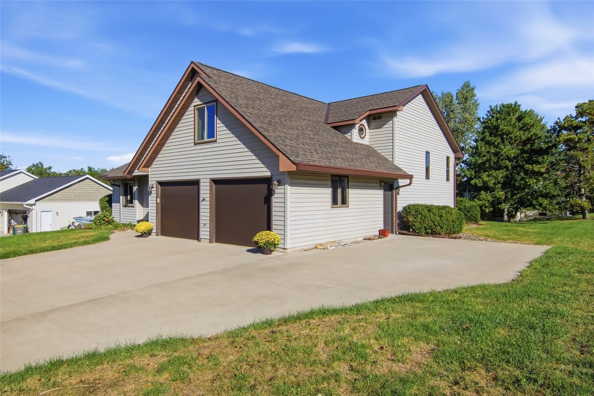 4002 Oak Knoll Drive, Eau Claire WI 54701 - Residential house for sale - MLS #1604569 - image2