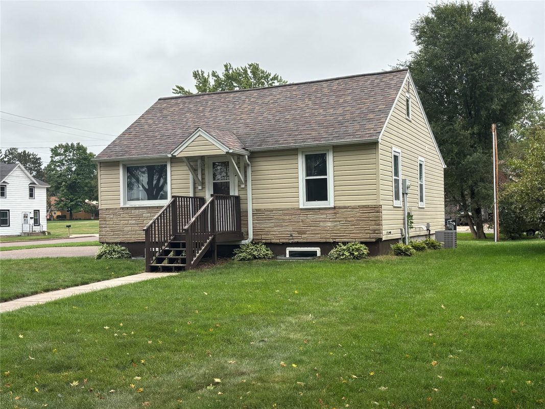 902 Queen Street, Bloomer WI 54724 - Residential house for sale - MLS #1604819 - image2