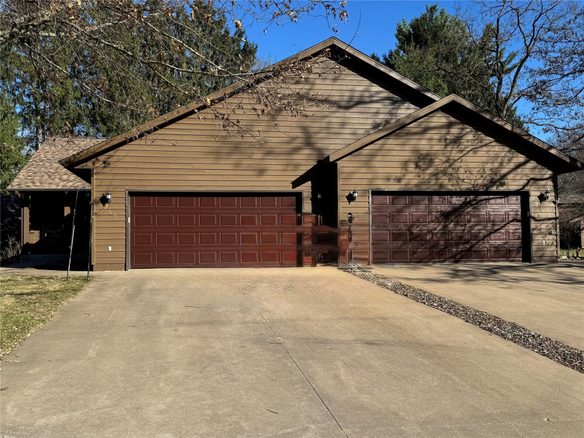 Residential at 945 Cambridge Court, Altoona, WI 54720 — photo 1