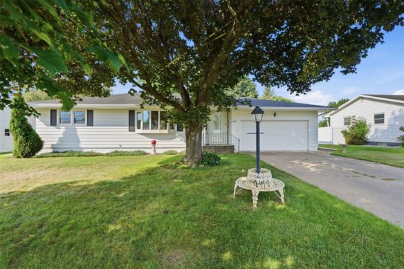 1002 Leonard Drive, Eau Claire WI 54703 - Residential house for sale - MLS #1604356 - image1