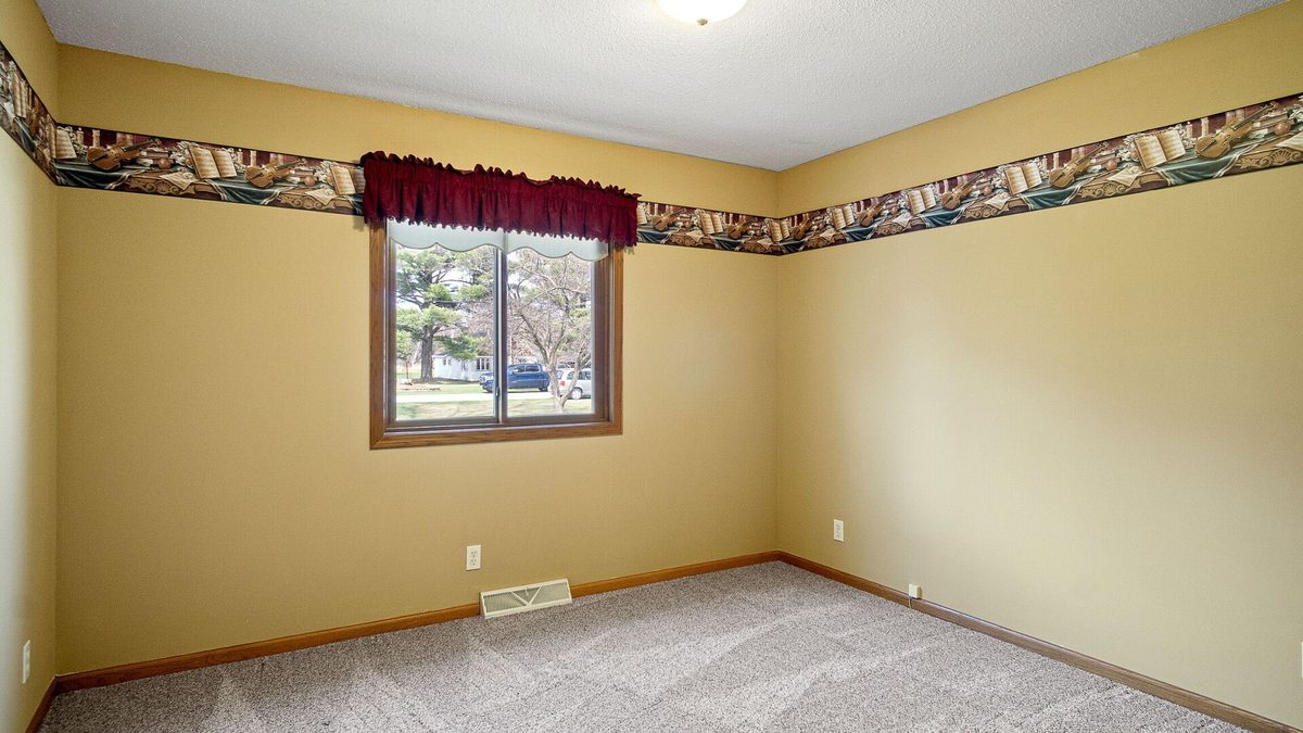 5211 Hamilton Avenue Eau Claire WI 54701 — photo 23