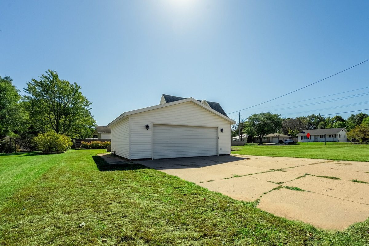 3241 Starr Avenue, Eau Claire, WI — photo 9
