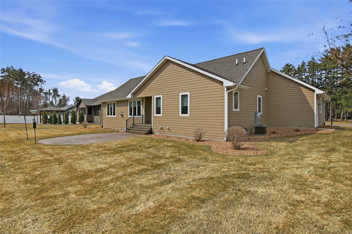 3729 Crest Ridge Court, Eau Claire, WI