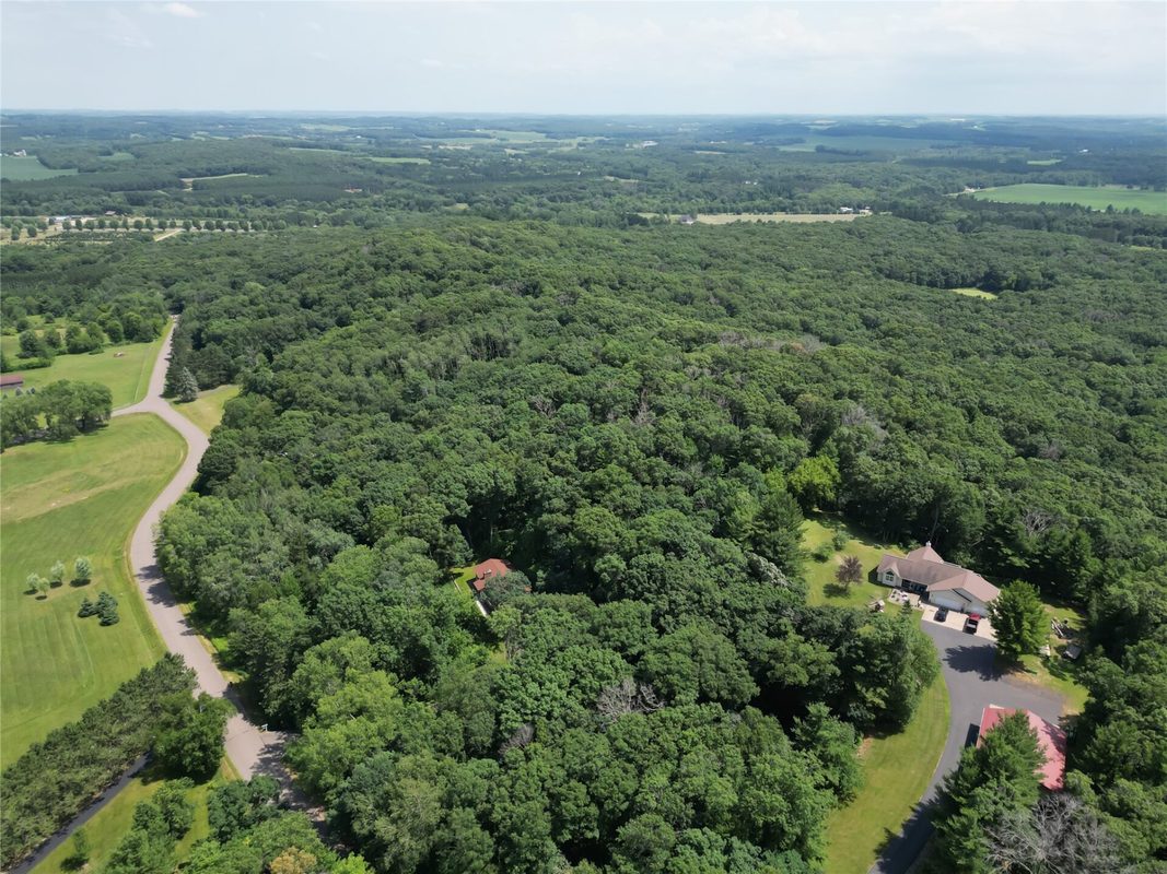 E865 Woodridge Drive, Eau Claire, WI