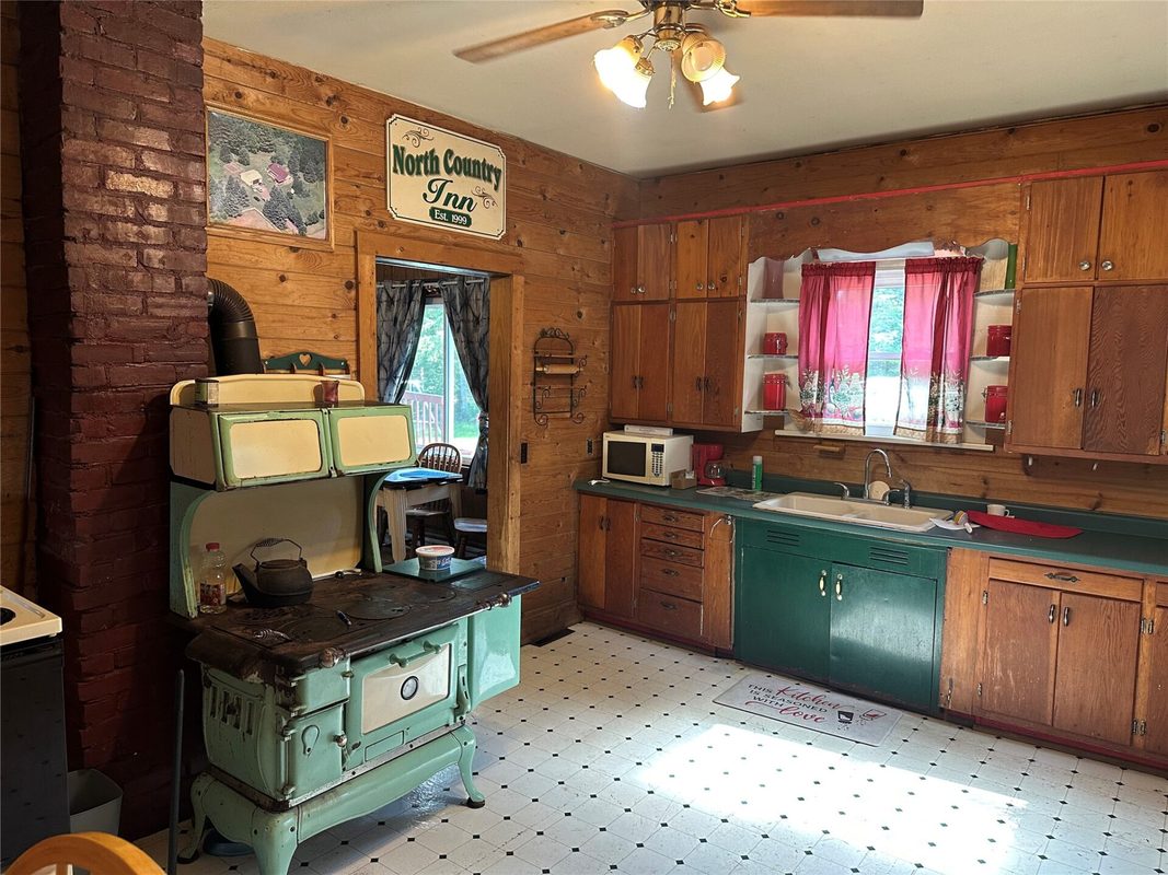 6901 N Zett Road, Loretta, WI