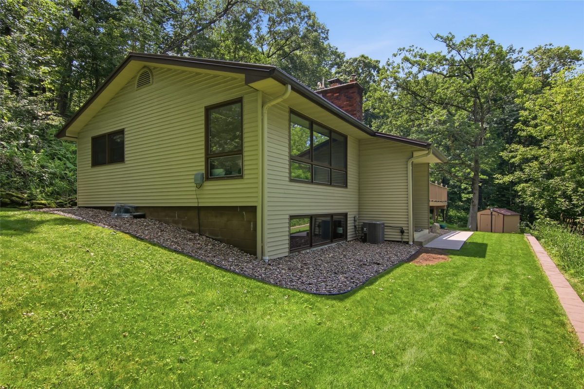 E865 Woodridge Drive, Eau Claire, WI