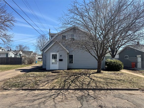 Residential Income at 1009-1011 Saint Augustine, Chippewa Falls, WI 54729 — photo 1