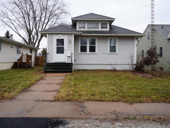Residentialhouse for sale picture with an address of  510 Vine Avenue in Marshfield and a list price of 145000