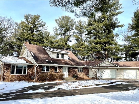 Residentialhouse for sale picture with an address of  E5971 800th Avenue in Menomonie and a list price of 799000