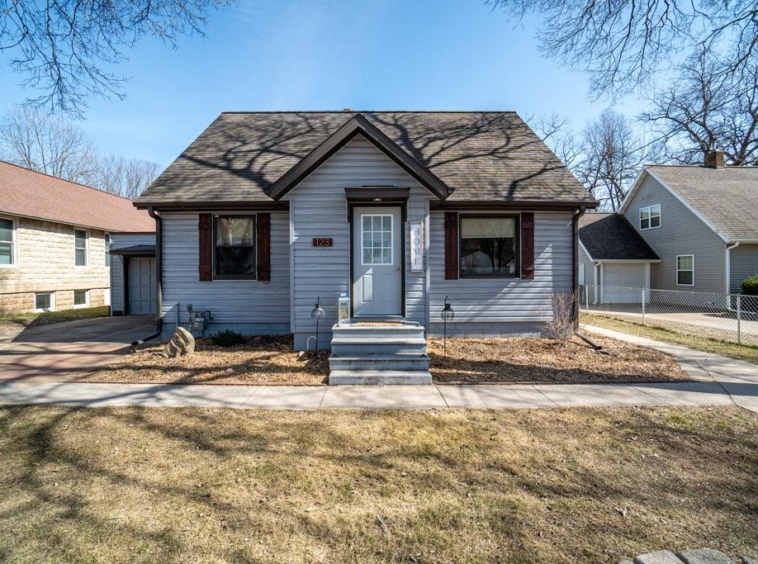 Residentialhouse for sale picture with an address of  123 Illinois Street in Eau Claire and a list price of 259000