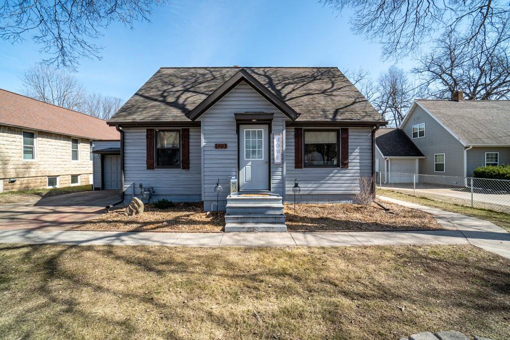 Residentialhouse for sale picture with an address of  123 Illinois Street in Eau Claire and a list price of 259000