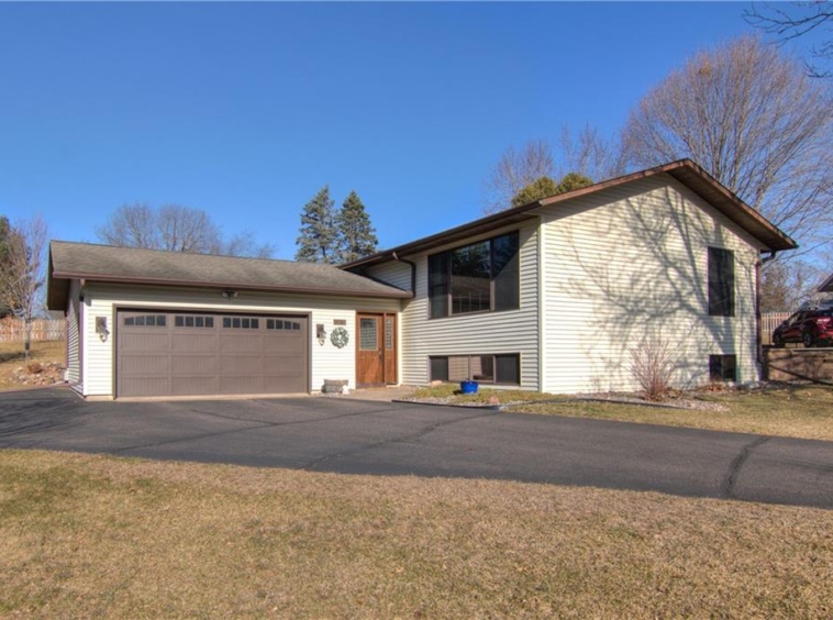 Residentialhouse for sale picture with an address of  2515 Harrison Circle in Menomonie and a list price of 319900