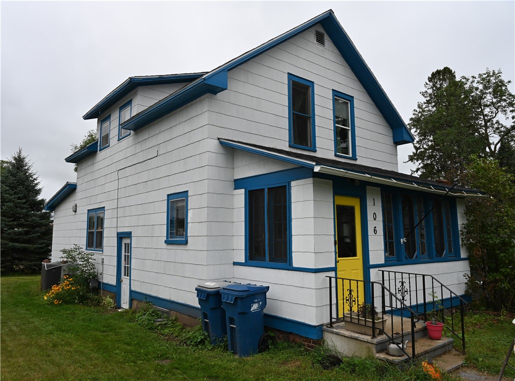 Wisconsin property for sale listing in Spooner Residentialhouse for sale picture with an address of 106 Summit Street in Spooner and a list price of 179000