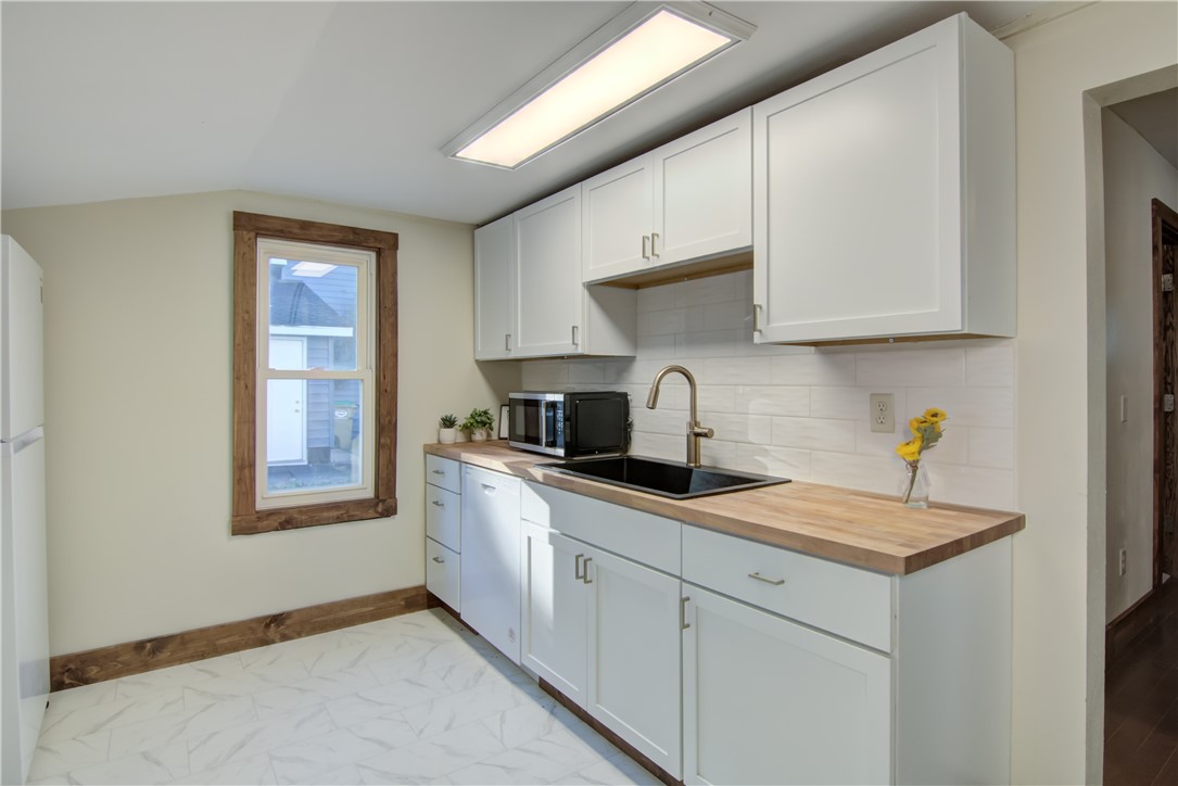 1105-Dodge-Eau-Claire-WI-54701-3