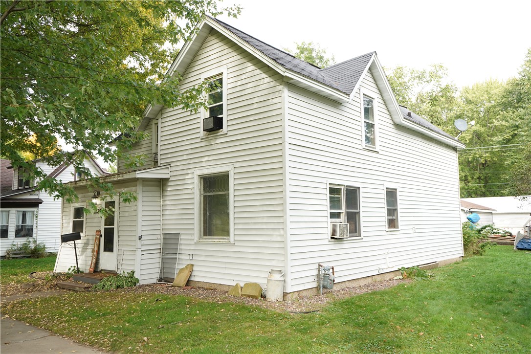 Wisconsin property for sale listing in Menomonie Residentialhouse for sale picture with an address of 1320 Douglas Street in Menomonie and a list price of 205000