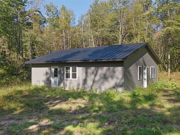 Residentialhouse for sale picture with an address of  1956 16th Avenue in Cameron and a list price of 185000