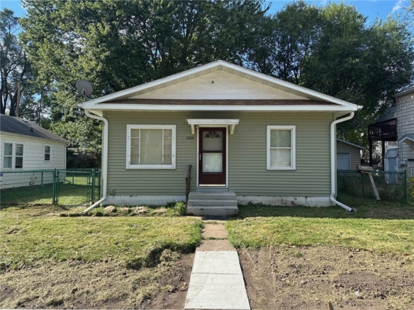 Residentialhouse for sale picture with an address of  2024 1st Street in Eau Claire and a list price of 224900