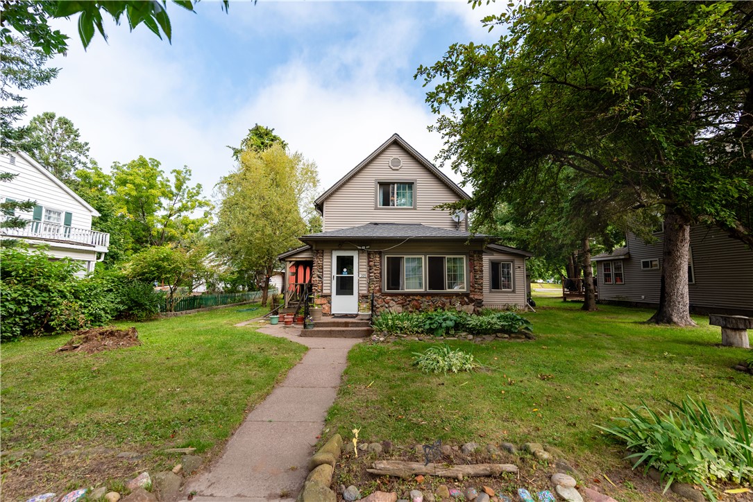 Wisconsin property for sale listing in Shell Lake Residentialhouse for sale picture with an address of 205 6th Avenue in Shell Lake and a list price of 140000