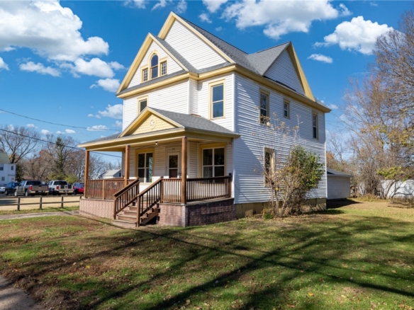 Residentialhouse for sale picture with an address of  207 12th Avenue in Menomonie and a list price of 224900