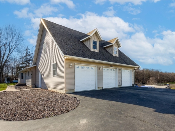 Residentialhouse for sale picture with an address of  21274 30th Avenue in Chippewa Falls and a list price of 630000