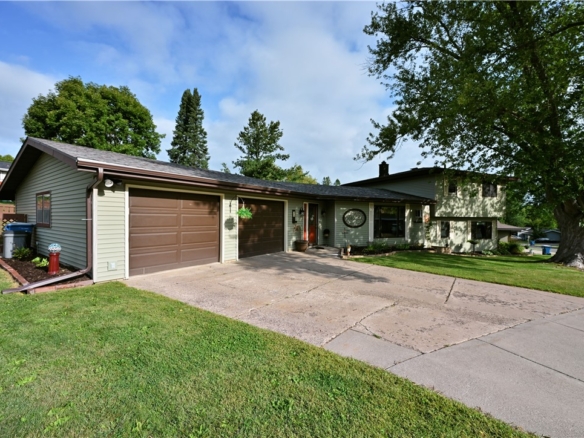 Residentialhouse for sale picture with an address of  28 Pokegema Boulevard in Rice Lake and a list price of 359000