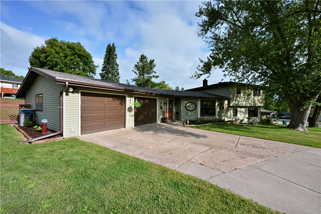 Residentialhouse for sale picture with an address of  28 Pokegema Boulevard in Rice Lake and a list price of 359000