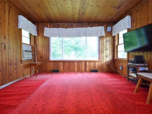 Residentialhouse for sale picture with an address of  33227 State Road 35  in Danbury and a list price of 389000