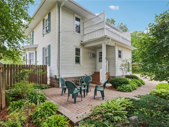 Residentialhouse for sale picture with an address of  355 Madison Street in Waterloo and a list price of 339900