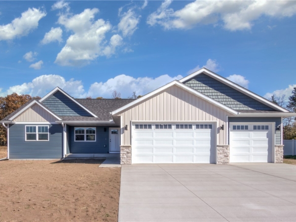 Residentialhouse for sale picture with an address of  3619 114th Street in Chippewa Falls and a list price of 489900