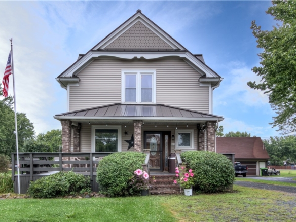 Residentialhouse for sale picture with an address of  413 Stanley Street in Thorp and a list price of 249900