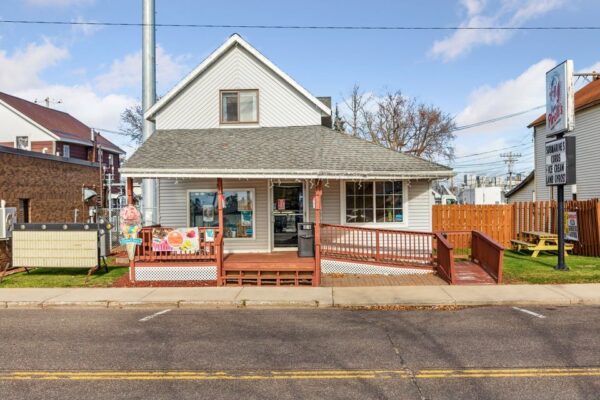 613 E La Salle Avenue Barron WI 54812 — photo 1