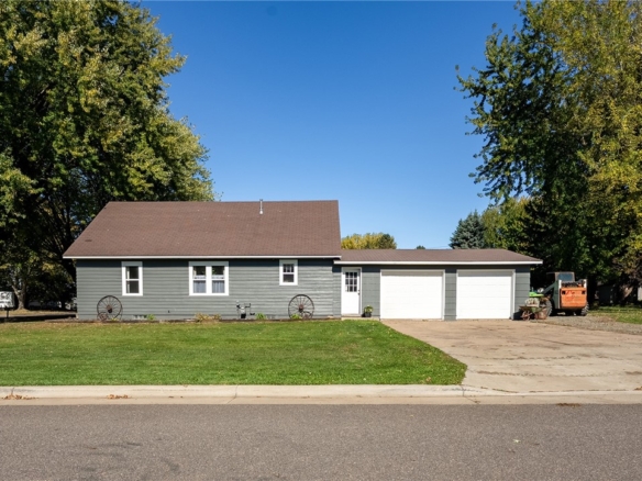 Residentialhouse for sale picture with an address of  700 Washington Street in Thorp and a list price of 210000