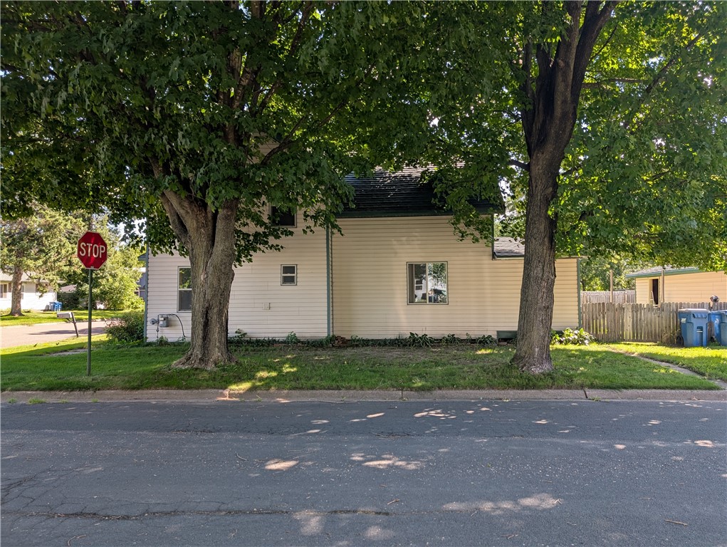 Wisconsin property for sale listing in Rice Lake Residentialhouse for sale picture with an address of 716 Lee Street in Rice Lake and a list price of 210000