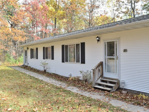 Residentialhouse for sale picture with an address of  7760 Lake Avenue in Hayward and a list price of 249000