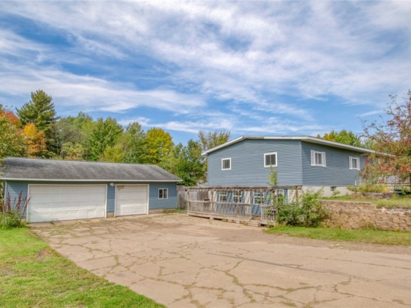 Residentialhouse for sale picture with an address of  816 8th Street in Cornell and a list price of 234900