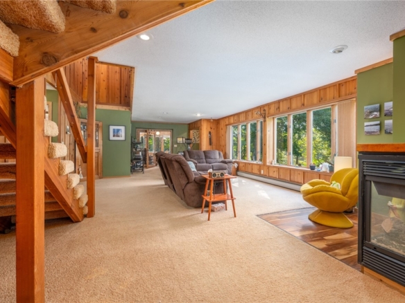 Residentialhouse for sale picture with an address of  898 River Shore Lane in Amery and a list price of 569000