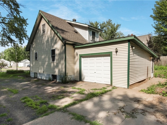 Residentialhouse for sale picture with an address of  915 Platt Street in Eau Claire and a list price of 155000
