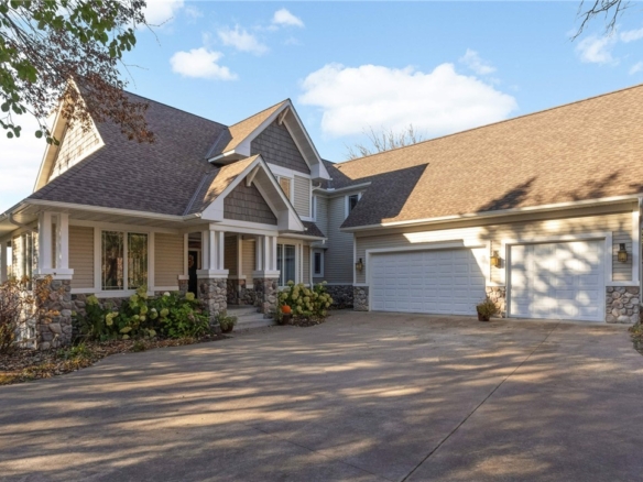 Residentialhouse for sale picture with an address of  N7177 1280th St 1280th Street in River Falls and a list price of 2500000