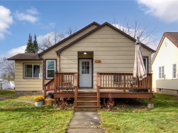 Residentialhouse for sale picture with an address of  116 5th Street in Cornell and a list price of 165000