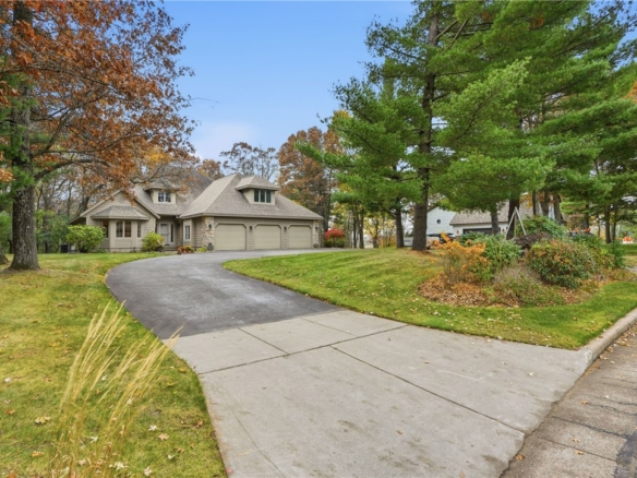 Residentialhouse for sale picture with an address of  1523 Woodridge Drive in Chippewa Falls and a list price of 499900